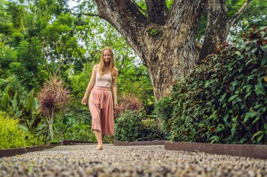 Refleksoloji bir dokulu Arnavut kaldırımı kaldırımda yürüyen kadın. Kaldırımda ayak refleksoloji için çakıl taşları.