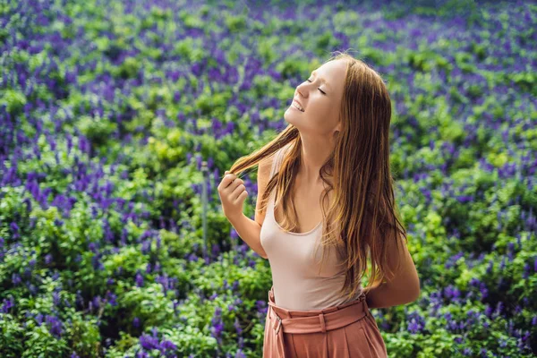 Giovane Donna Sul Campo Lavanda Lavanda Concetto Fattoria — Foto Stock