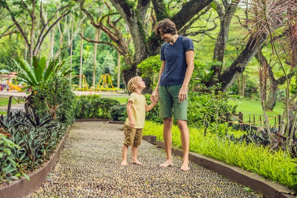 Vater Und Sohn Gehen Auf Einem Kopfsteinpflaster Reflexzonenmassage Kieselsteine Auf — Stockfoto