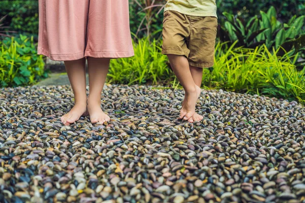 Madre Hijo Caminando Sobre Pavimento Adoquín Texturizado Reflexología Piedras Guijarro —  Fotos de Stock