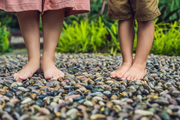 Moeder Zoon Lopen Getextureerde Kasseistrook Bestrating Reflexologie Pebble Stenen Stoep — Stockfoto