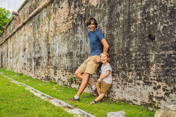 Táta Syn Pozadí Fort Cornwallis Georgetownu Penang Bastionová Pevnost Postavili — Stock fotografie