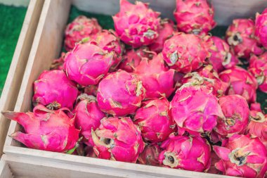 Dragon meyve içinde belgili tanımlık çarşı Tayland.