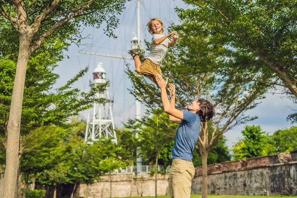 Vater Und Sohn Auf Dem Hintergrund Der Festung Cornwallis Georgetown — Stockfoto