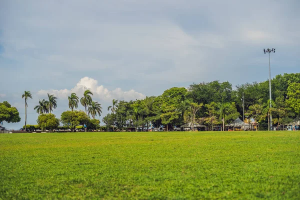 Padang Kota Lama ya da sade bir şekilde seslenmek Padang, bu tören ve oyun alanı İngiliz kolonicilere içinde sivil bölge George Town tarafından yaratılmıştır.