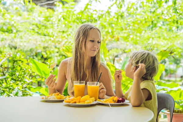 Anne ve oğlu meyve ve meyve suyu bir kafede yemek