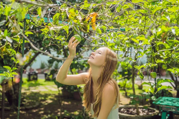 Młoda Kobieta Zapachu Marakui Ogrodzie — Zdjęcie stockowe