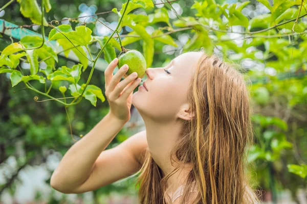Genç kadın bahçede tutku meyve kokulu.