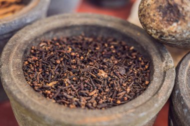 Karanfil taneleri, bitkisel şifalı otlar, Kuru karanfil taneleri bir tabak içinde.