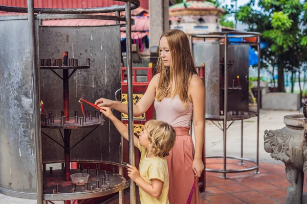 Tütsü sopa joss sopa pot yakma ve duman kullanım buda ödeme saygı için anne ve oğlu el ve duman kullanım için dua saygı Budizm hayatında Buddha için tütsü sopa.