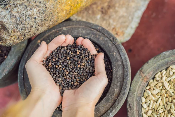 Erkek kara biber baharat bir arka plan üzerinde eller.