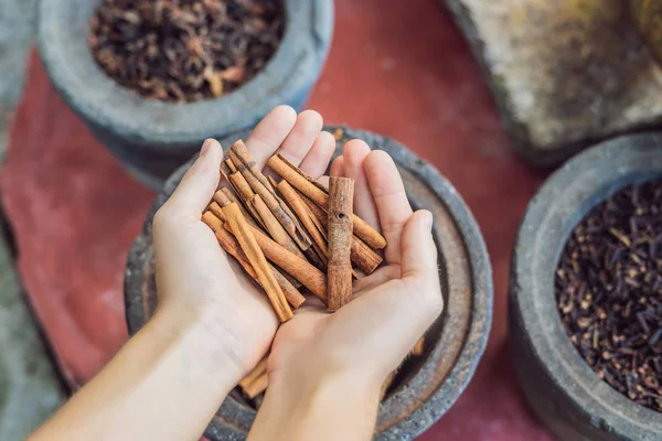 Fahéj Botokkal Női Kéz Háttérben Fűszerek — Stock Fotó