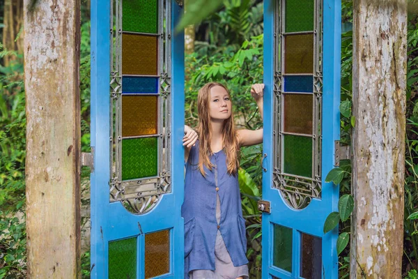 Jeune Femme Porte Dans Jardin Tropical — Photo