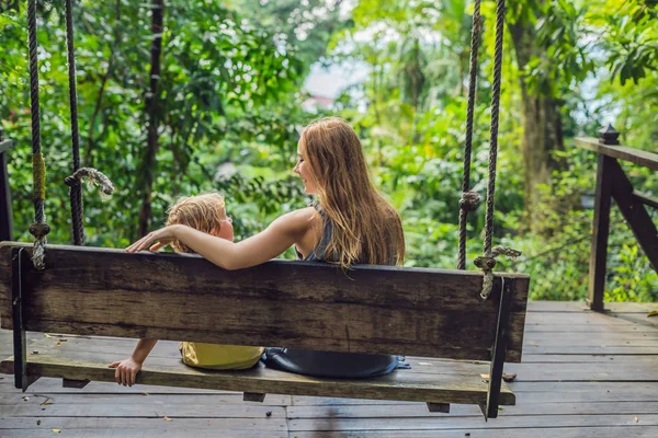 Mãe Filho Sentados Balanço Jardim Tropical Durante Dia — Fotografia de Stock