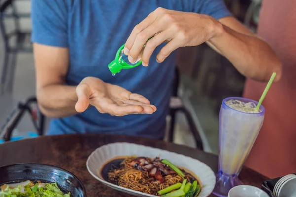 Men Hands Using Wash Hand Sanitize Gel Pump Dispenser — Stock Photo, Image