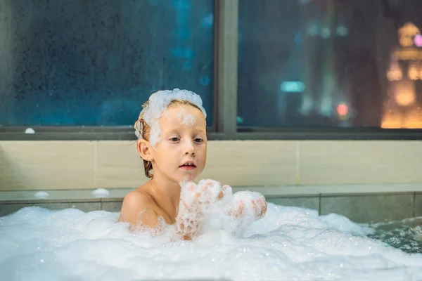 Feliz Niño Pequeño Sentado Bañera Por Noche Antes Dormir Fondo — Foto de Stock