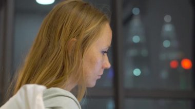 Genç kadın siluetleri ısıtmak bir amaç, ile onun yatağında oturmuş bir dizüstü bilgisayar kullanarak sohbet