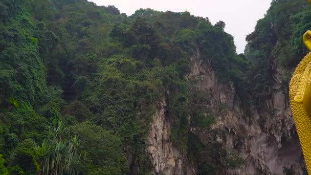 Hindu tanrısı muragan heykeli, batu caves tapınak kompleksi kuala lumpur, Malezya — Stok video