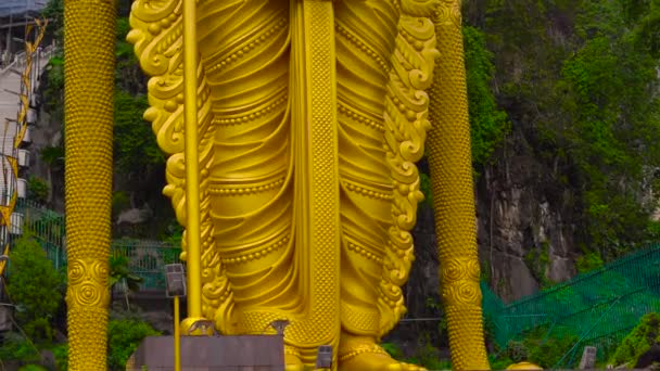 Standbeeld van hindoe-god muragan, batu caves tempelcomplex in kuala lumpur, Maleisië — Stockvideo