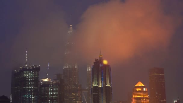 Plan timelapse du paysage urbain du centre-ville de Kuala Lumpur avec des clowds aux nuages flottant devant les tours — Video