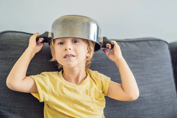 Niño Con Una Olla Cabeza Infancia Cocinero — Foto de Stock