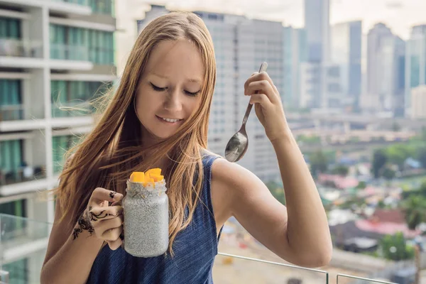 Ung Kvinna Med Mehendi Från Henna Äta Chia Pudding Hennes — Stockfoto