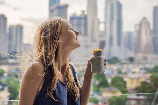Молода Жінка Їсть Пудинг Чіа Балконі Видом Велике Місто — стокове фото