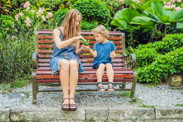 母と息子を洗う手を使っておやつ前に公園でゲルをサニタイズします — ストック写真