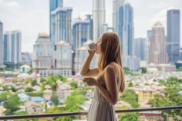 Молода Жінка Каву Вранці Балконі Видом Велике Місто Хмарочоси — стокове фото