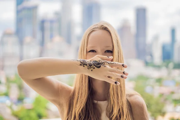 Portrait Une Jeune Indienne Dans Style Décontracté Avec Mehendi Sur — Photo