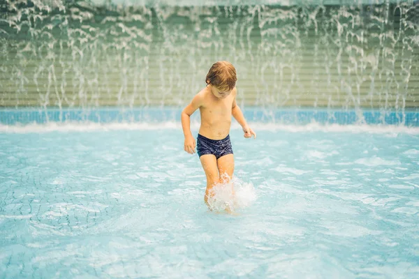 Μικρό Αγόρι Που Έχει Διασκέδαση Στην Πισίνα — Φωτογραφία Αρχείου