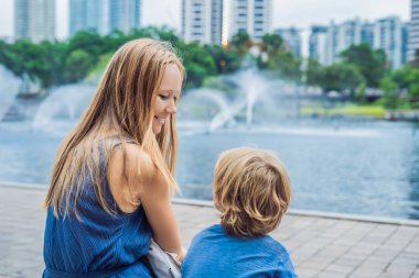 Su çeşmeleri zevk küçük oğluyla mutlu anne.