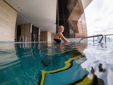 Bisiklet simülatör sualtı havuzdaki genç kadın