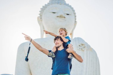Baba ve oğul turistlere Big Buddha heykeli. Yüksek bir inşa edilmiş Tayland Phuket edebilirsiniz tepenin bir mesafeden görülebilir. Çocuk kavramı ile seyahat.