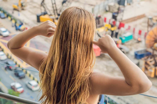 Jonge Vrouw Door Het Venster Geërgerd Door Bouwwerken Buiten Lawaai — Stockfoto