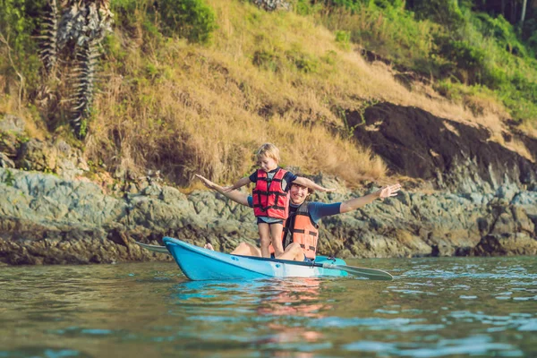 Vader Zoon Kajakken Tropische Oceaan Reizen Activiteiten Met Kinderen Concept — Stockfoto