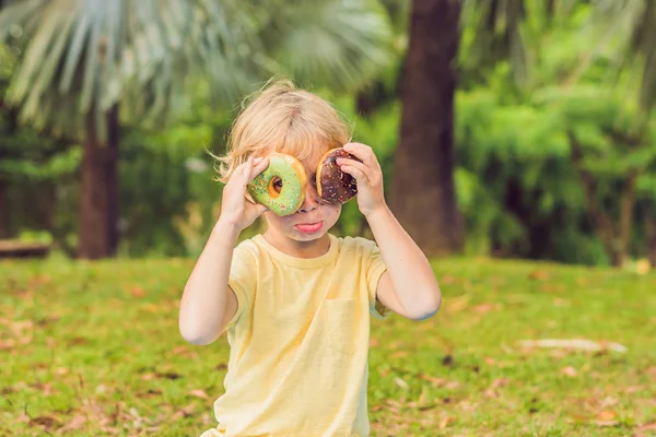 Chico Gracioso Con Rosquilla Niño Está Divirtiendo Con Donut Comida — Foto de Stock