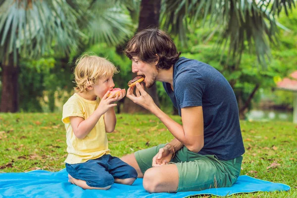 Papa Fils Mangent Des Beignets Dans Parc Nutrition Nuisible Dans — Photo