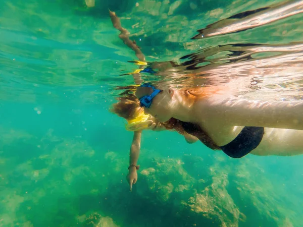 Felice Giovane Madre Figlio Snorkeling Sulla Spiaggia — Foto Stock