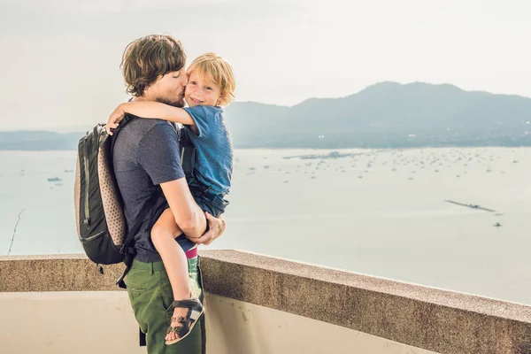 Papà Figlio Sullo Sfondo Della Spiaggia Tropicale Panorama Paesaggistico Bellissimo — Foto Stock