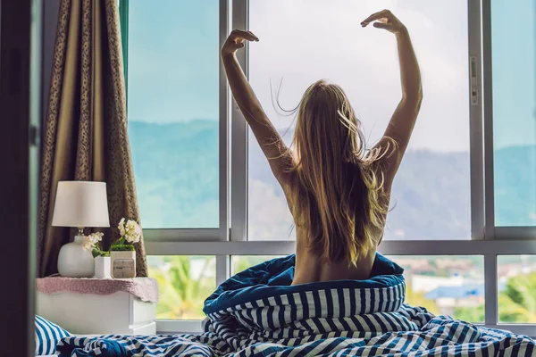 Молодая Счастливая Женщина Проснулась Утром Спальне Окна Прекрасным Видом Горы — стоковое фото