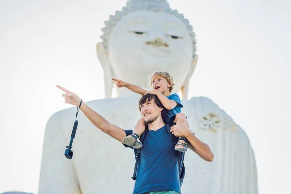 Padre Hijo Turistas Estatua Del Gran Buda Fue Construido Una —  Fotos de Stock