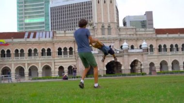 Bir baba oğlu Merdeka Meydanı, Kuala Lumpur, Malezya çember kadeh Slowmotion