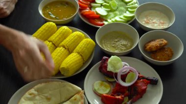 bir Hint, Malezya yemek yeme bir aile fotoğrafını TOPVIEW