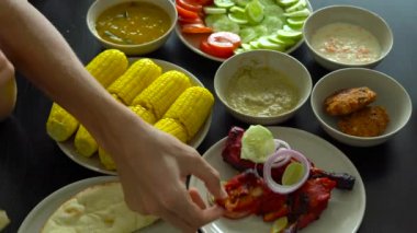 bir Hint, Malezya yemek yeme bir aile fotoğrafını TOPVIEW