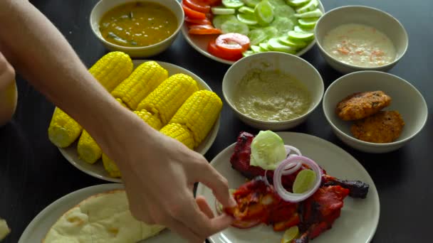 Draufsicht auf eine Familie, die ein indisches, malaiisches Essen isst — Stockvideo