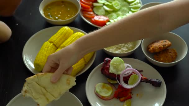 Familie Heerlijk Indiaas Eten Met Pita Brood Eten — Stockvideo