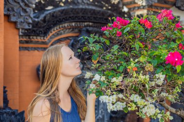 Tanah Lot - okyanus tapınakta arka plan üzerinde genç kadın turist. Bali, Endonezya.
