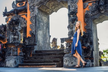 Tanah Lot - okyanus tapınakta arka plan üzerinde genç kadın turist. Bali, Endonezya.