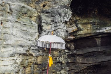 gelenekleri şemsiye Tapınağı Bali kayalara karşı.